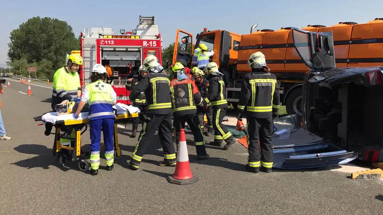 Simulacro de un accidente entre un camión y un turismo en la AP-68, a la altura de Haro (1)