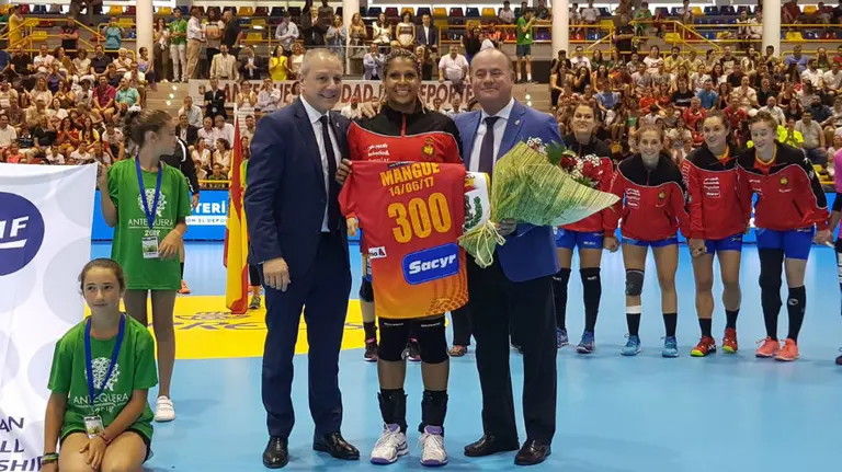 Marta Mangué fue homenajeada en Antequera. Twitter Rfebm.