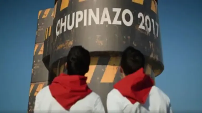 Marc Márquez y Dani Pedrosa se visten de pamplonicas para anunciar el Red Bull X-Fighters de la plaza de Las Ventas