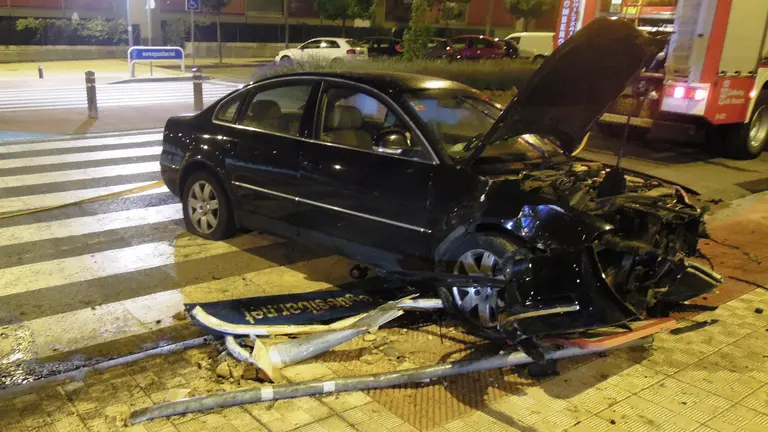 El estado del coche que conducía un hombre borracho que ha atravesado una rotonda hasta impactar con una acera en Sarriguren POLICÍA FORAL