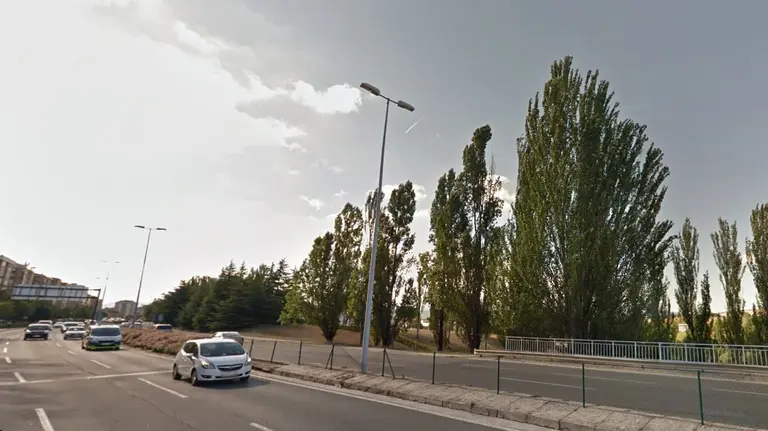 Varios coches circulan por la Avenida de Navarra en Pamplona ARCHIVO