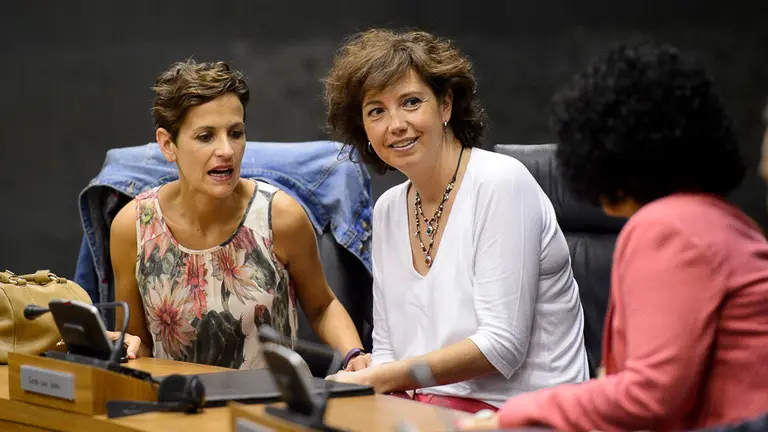 Ainhoa Unzu junto a María Chivite en el Parlamento de Navarra. PABLO LASAOSA