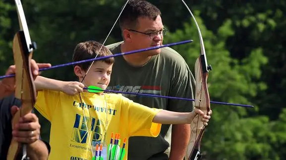 Un joven practicando tiro con arco bajo la supervisión de un monitor. CEDIDA