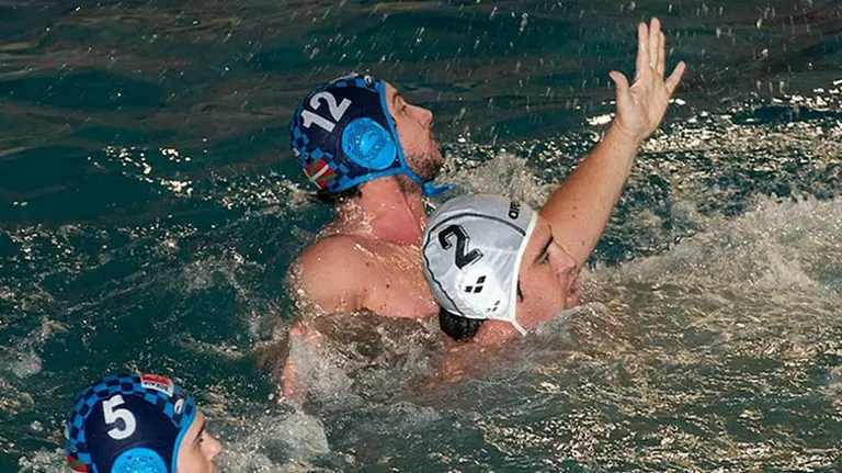 Xabier Orozco en acción. Foto Waterpolo Navarra.
