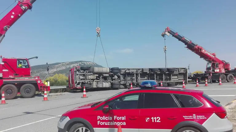 Vuelca un camión en la Venta de Judas, en el cruce con Lumbier.