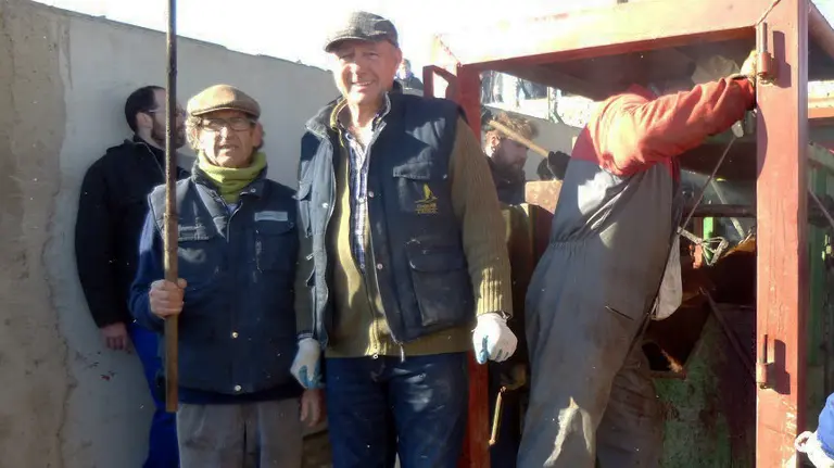 Herradero-4.-José-Mena-y-Alfredo-Íñiguez-en-un-momento-del-herradero