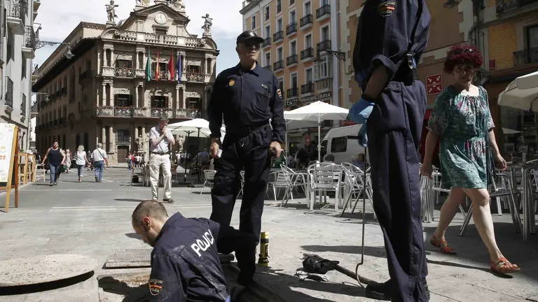 GRA178 PAMPLONA (NAVARRA) 15/06/2017.- Un grupo de Policias Nacionales revisan el alcantarillado de la Plaza del Ayuntamiento de Pamplona donde miles de personas se darán cita el próximo dia 6 de julio con el lanzamiento del tradicional cohete con el que comenzaran las fiestas de San Fermin. EFE/Jesús Diges