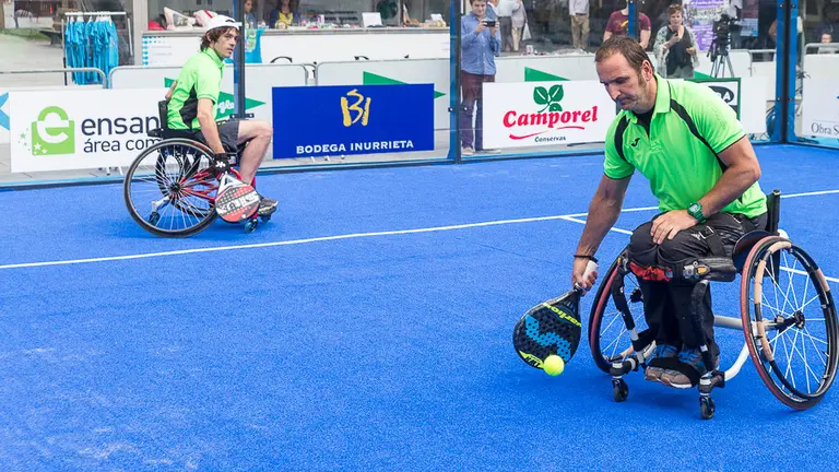 Exhibición de Pádel adaptado en silla de ruedas. IÑIGO ALZUGARAY