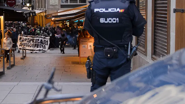 Violencia callejera en Pamplona tras una manifestación convocada por la izquierda abertzale llamando a la _autodefensa ante la represión_. PABLO LASAOSA 01