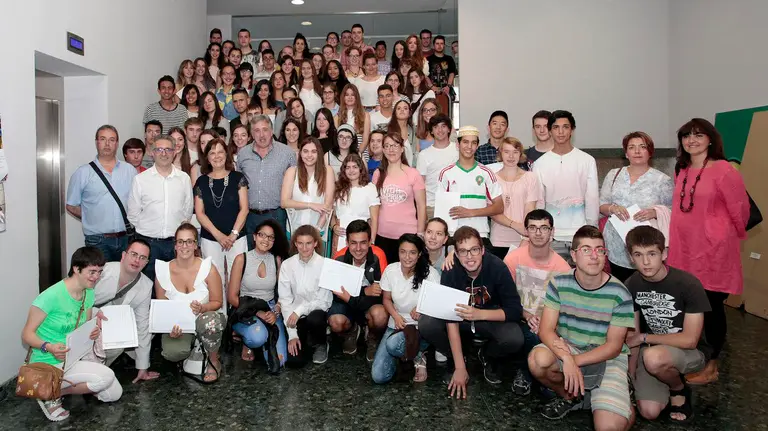 Premiados jovenes por transmitir informacion a centros escolares