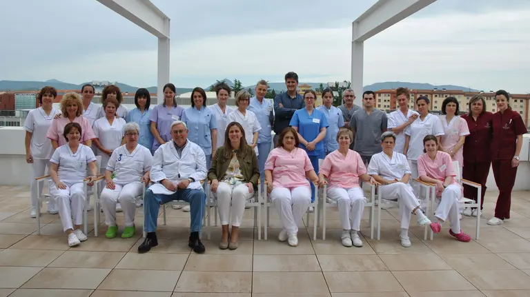 Foto de familia del 75 aniversario de la Clínica San Fermín de Pamplona.