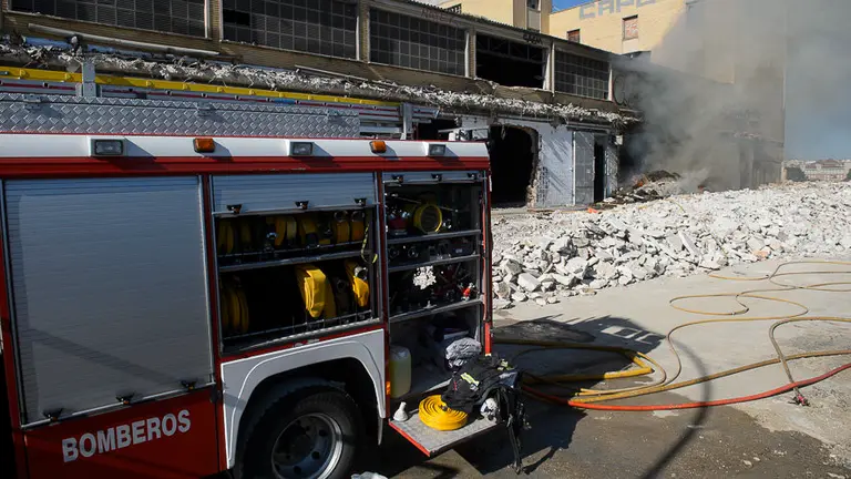 Los bomberos sofocan un incendio en el antiguo matadero de Pamplona. PABLO LASAOSA 05