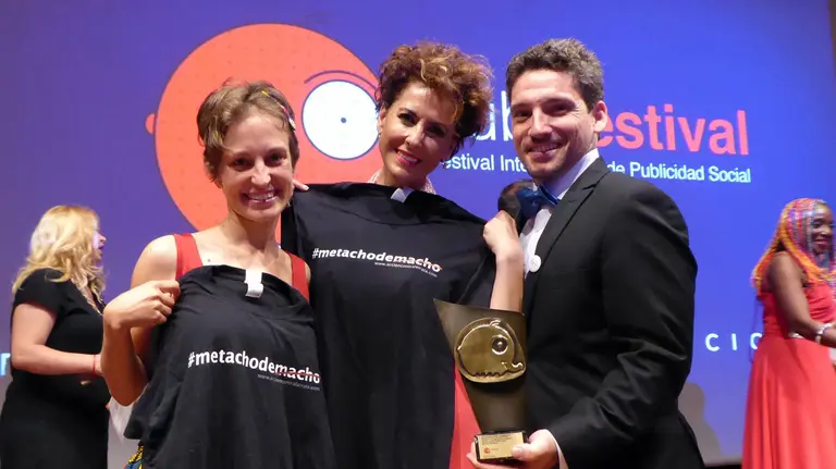 Acción Contra la Trata recoge el premio por su campaña Me tacho de macho.