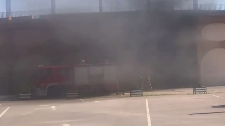 Incendio declarado en la plaza de toros de Ejea de los Caballeros al comenzar a arder un coche aparcado en su interior