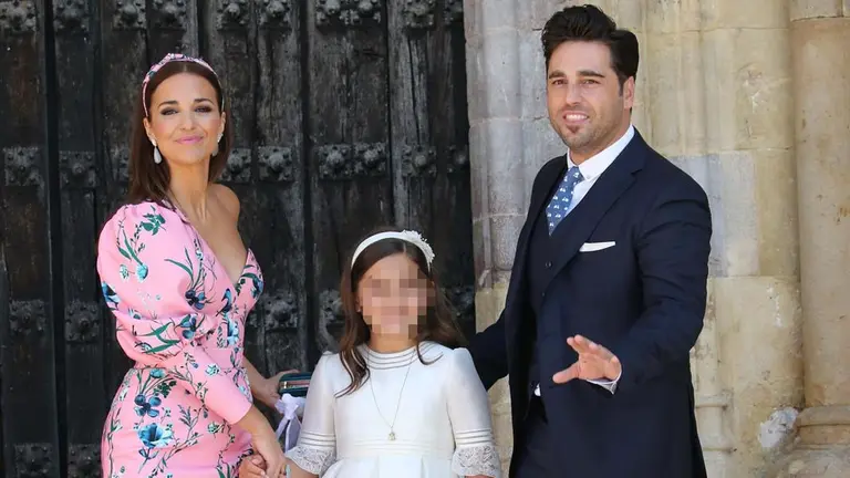 Paula Echevarría y David Bustamante posan juntos con su hija Daniella el día de su Primera Comunión JOSÉ RUIZ EUROPA PRESS
