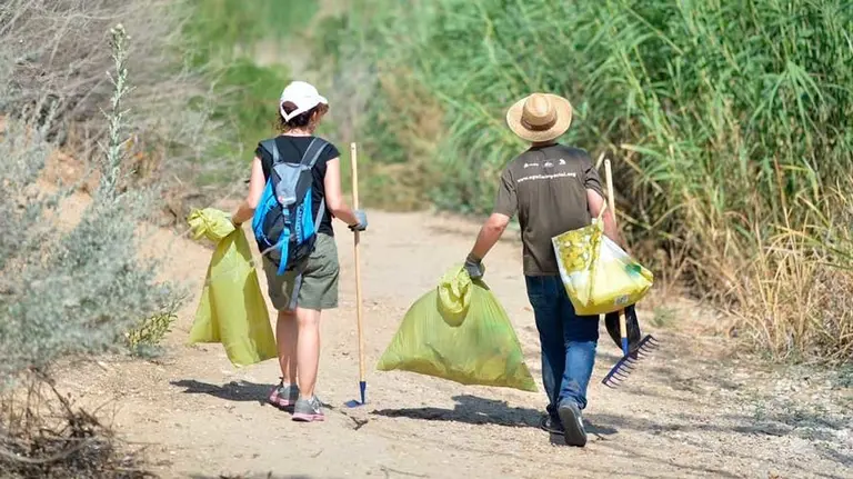 Dos de los voluntarios de la recogida de residuos. EP