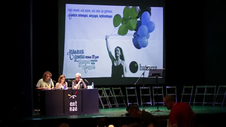 GRA283. PAMPLONA, 17/06/2017.- Batzarre, en un momento de "renovación de las formas", ha elegido por unanimidad en su asamblea general, celebrada en la Escuela Navarra de Teatro, a la nueva coordinadora, integrada por trece personas, que será la encargada de dirigir la formación en los próximos cuatro años. EFE/Villar López
