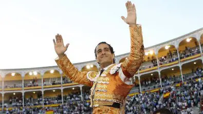 El diestro Iván Fandiño sale por la puerta grande, tras el quinto festejo de la feria de San Isidro. EFE/Kiko Huesca