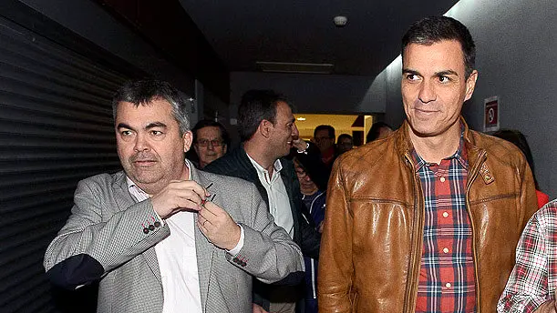 Santos Cerdán y Pedro Sánchez en un acto celebrado recientemente en Burlada. PABLO LASAOSA