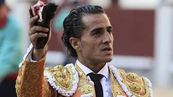 El torero Iván Fandiño, en un saludo a la afición tras cortar una oreja EFE