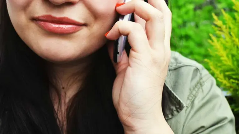 Mujer hablando por teléfono. ARCHIVO