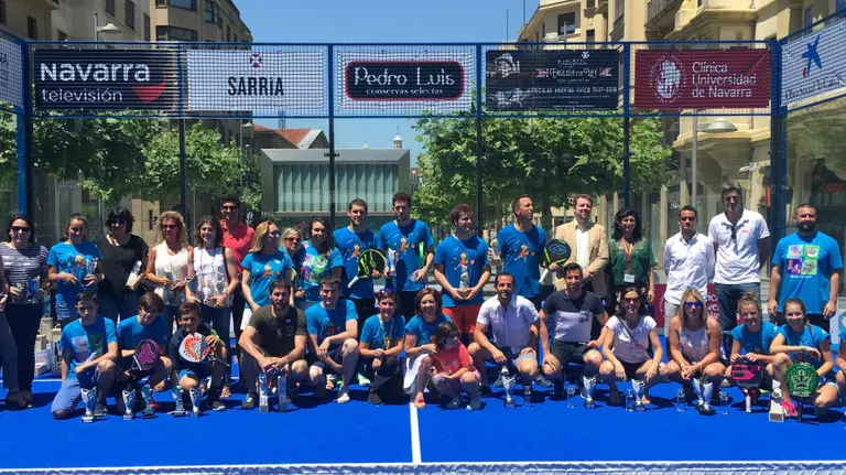 Foto de familia de los ganadores del torneo de pádel.