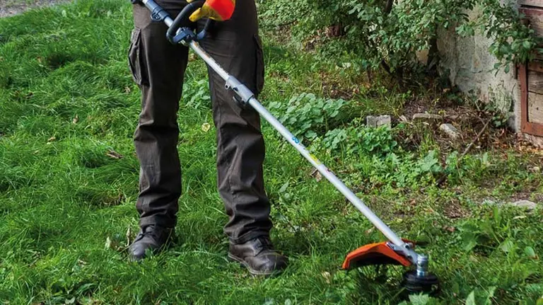 Imagen de archivo de una desbrozadora. ARCHIVO