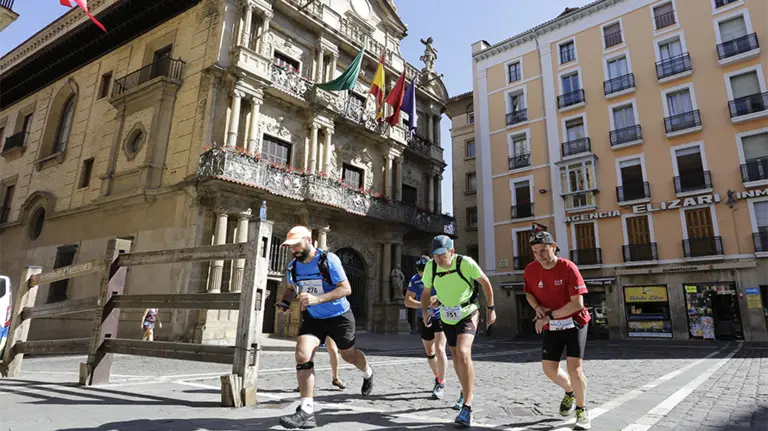 Los corregrinos a su paso por Pamplona. EFE