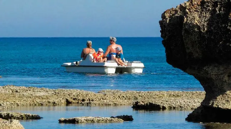 Una familia disfruta de un día en la playa. ARCHIVO