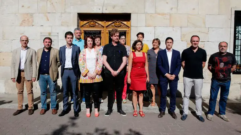 La Mesa y Junta en la puerta del Ayuntamiento de Alsasua, en donde se ha celebrado una sesión programada. PARLAMENTO DE NAVARRA (2)