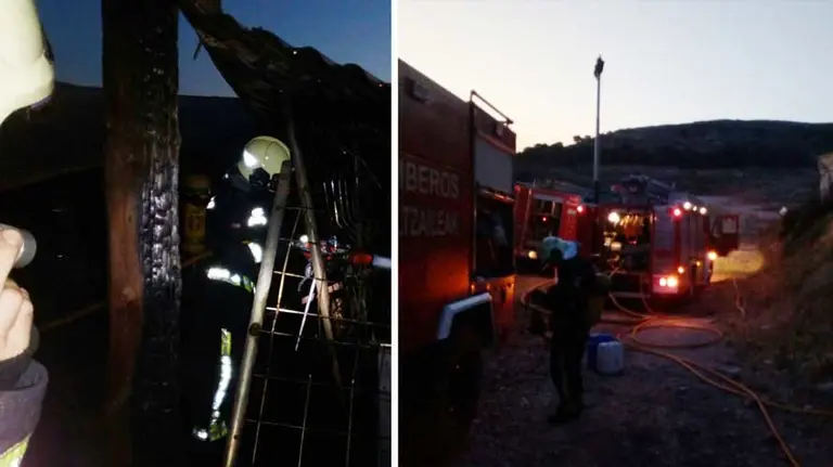 Los bomberos tras sofocar las llamas en la nave. TWITTER