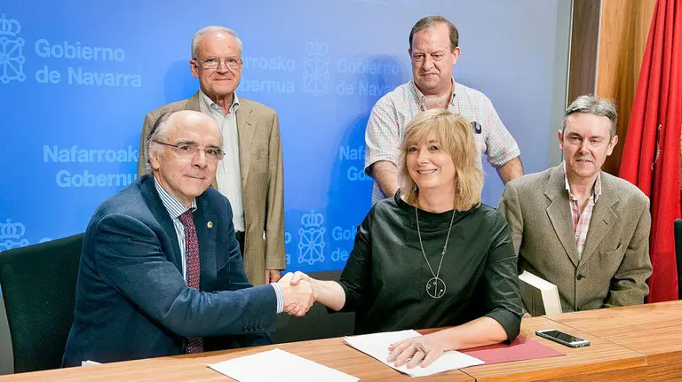 La consejera de Relaciones Ciudadanas e Institucionales del Gobierno de Navarra, Ana Ollo, y el presidente de Euskaltzaindia, Andrés Urrutia. EUROPA PRESS