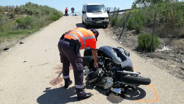 Dos heridos graves en una colisión entre una moto y una furgoneta en Fontellas.