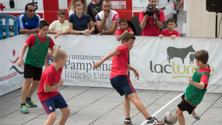Partido de fútbol plaza. Foto CA Osasuna.