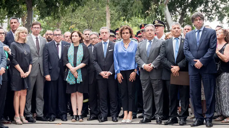 Ana Ollo, junto al resto de autoridades asistentes al acto de memoria y recuerdo por las víctimas del atentado de los terroristas de ETA en Hipercor.