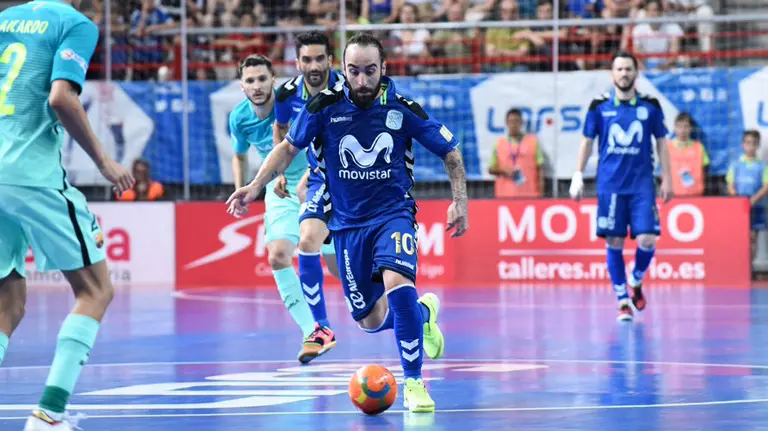 Ricardinho en acción ante el Barcelona. Foto Inter Movistar.