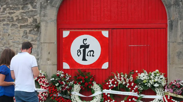 La plaza de toros de Orduña con varias flores en recuerdo al maestro Ivan Fandiño. EFE