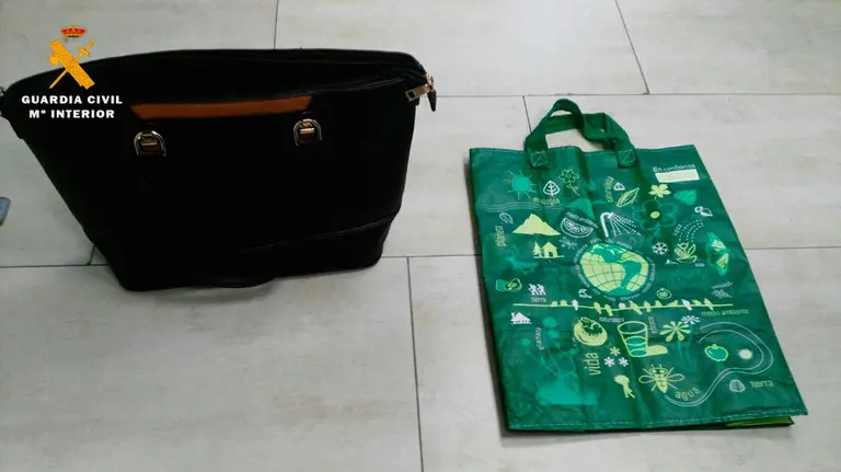 Bolsos que la Guardia Civil encontró en el interior del coche y que eran usados para ejecutar los robos. GUARDIA CIVIL.