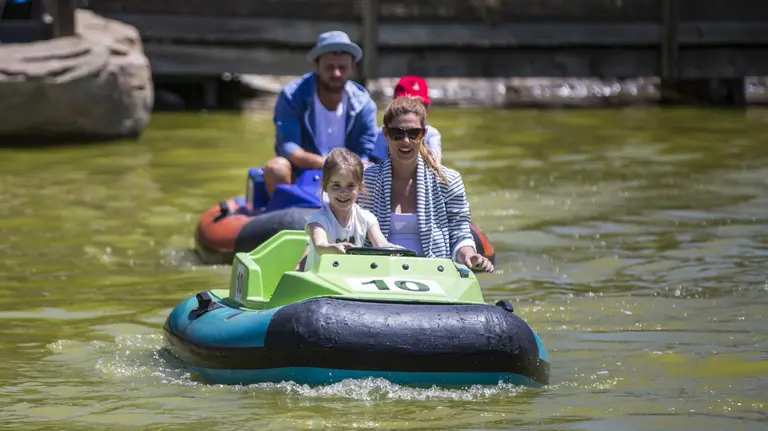 Una familia en una de las atracciones de Sendaviva, en Arguedas.