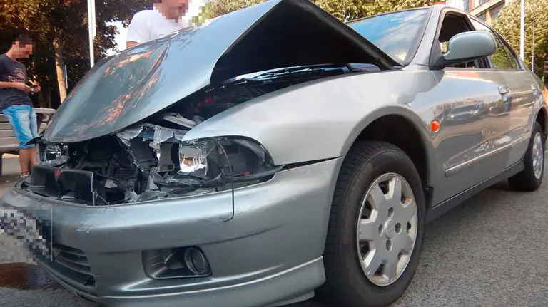 Estado en el que quedó uno de los coches implicados en una colisión múltiple en Pamplona. POLICÍA MUNICIPAL.