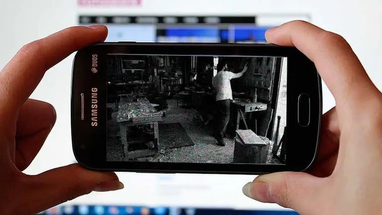 Imagen de un móvil en el que se ven las imágenes de un taller. ARCHIVO