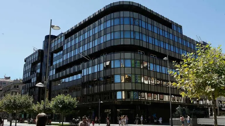 Edificio de la CAN en la avenida Carlos III de Pamplona. ARCHIVO