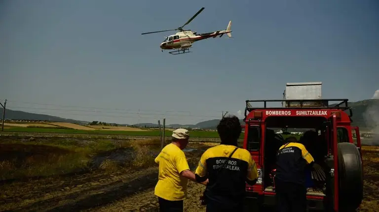 Los bomberos sofocan el incendio originado junto a las vías del tresn en Larregui. PABLO LASAOSA (2)