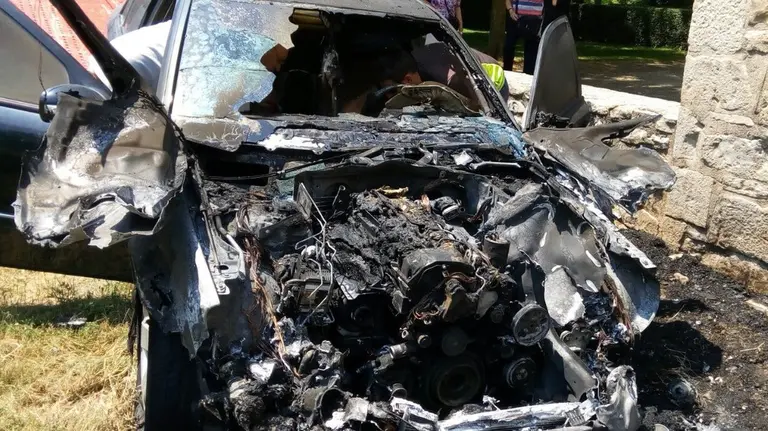 Coche calcinado en Tajonar tras haber ardido por las altas temperaturas.