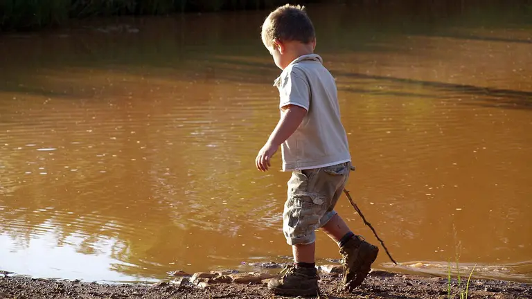 Un niño solo en una imagen de archivo