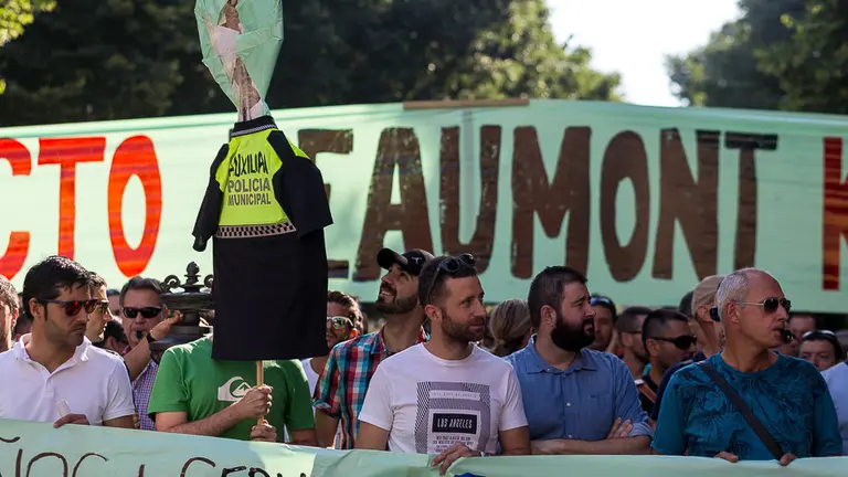 Policías locales y forales de Navarra realizan un 'show real' frente al Parlamento para mostrar el rechazo a la Ley de Policías de Navarra (09). IÑIGO ALZUGARAY