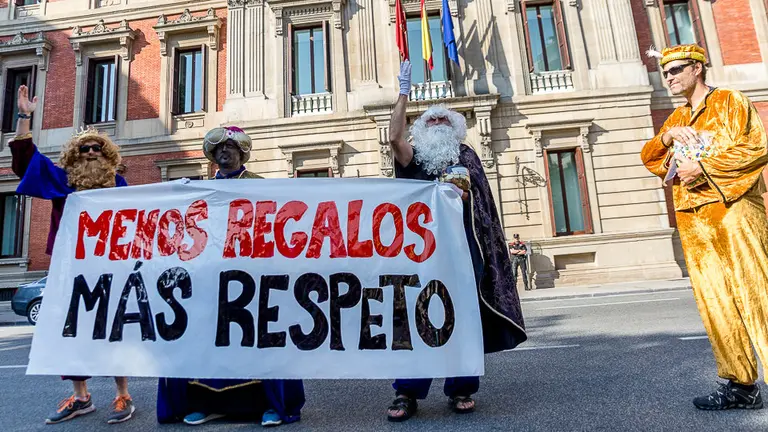 Policías locales y forales de Navarra realizan un 'show real' frente al Parlamento para mostrar el rechazo a la Ley de Policías de Navarra (12). IÑIGO ALZUGARAY