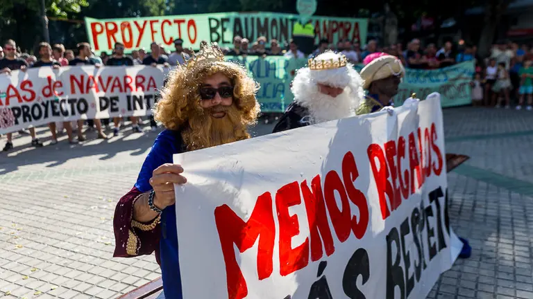 Policías locales y forales de Navarra realizan un 'show real' frente al Parlamento para mostrar el rechazo a la Ley de Policías de Navarra (21). IÑIGO ALZUGARAY