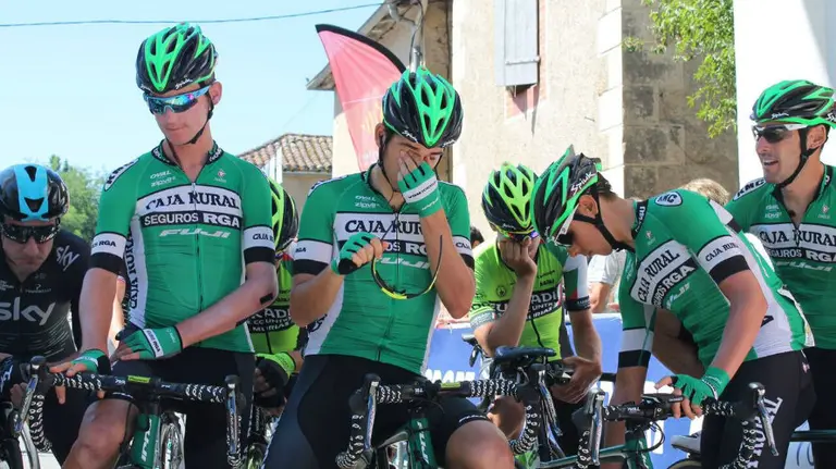 Corredores del Caja Rural antes de la salida.