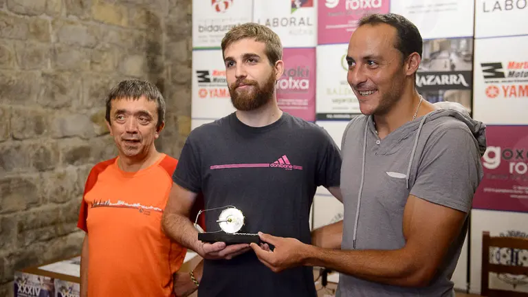 La peña La Jarana informa sobre la persona galardonada con el XVII Premio El Bombo de La Jarana, la Carrera del Encierro y el libro _75 años en azul y blanco. Historia de La Jara